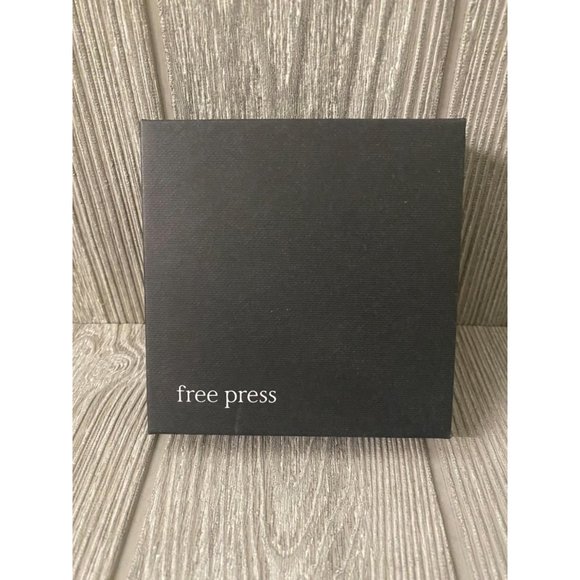 Free Press bracelet set NEW IN BOX - Picture 2 of 2